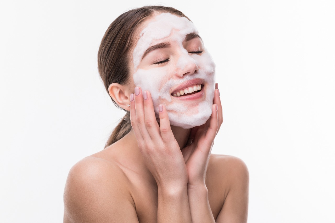 What is the best face wash for normal to dry skin, and how does it benefit the skin?